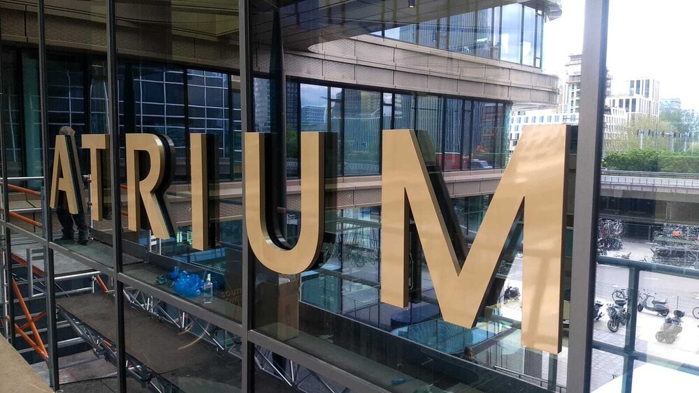 Bewegwijzering en gevelreclame in het Atrium Amsterdam