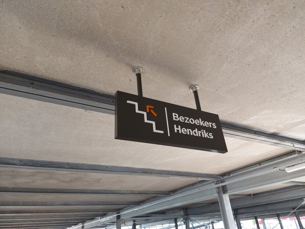 Wagenpark en bewegwijzering bij Hendriks Bouw en Ontwikkeling